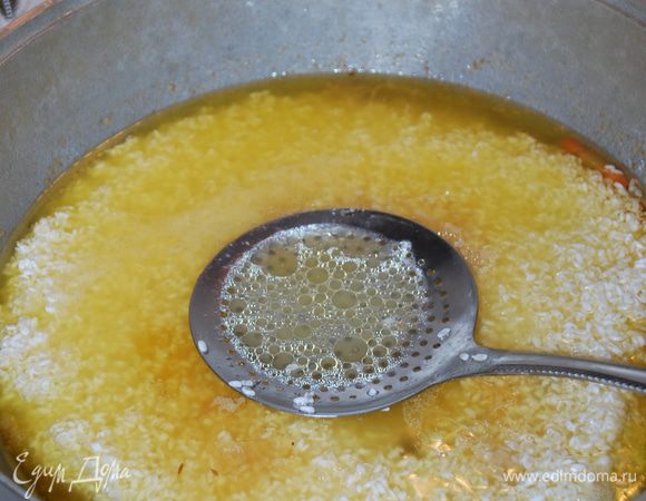 На рис наливаем воду, вода должна быть горячей и покрывать рис примерно на 1,5-2 см. Заранее кипятим чайник с водой.