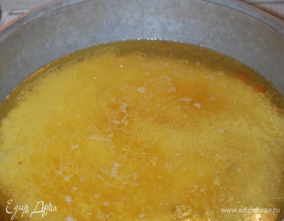 Убавляем немного огонь и варим с открытой крышкой рис. Вода должна полностью выкипеть.