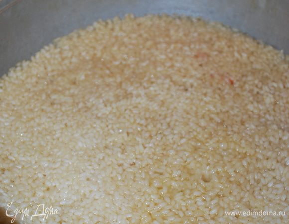 Как только сок будет прозрачный, а не мутный, значит, вода выкипела, и осталось только масло. Рис должен быть с твердой сердцевинкой внутри, а снаружи мягкий.