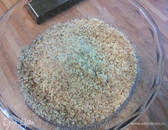 Тесто фило заранее вынуть из холодильника, чтобы оно отогрелось до комнатной температуры, так с ним будет легче работать. Миндаль смолоть довольно мелко.