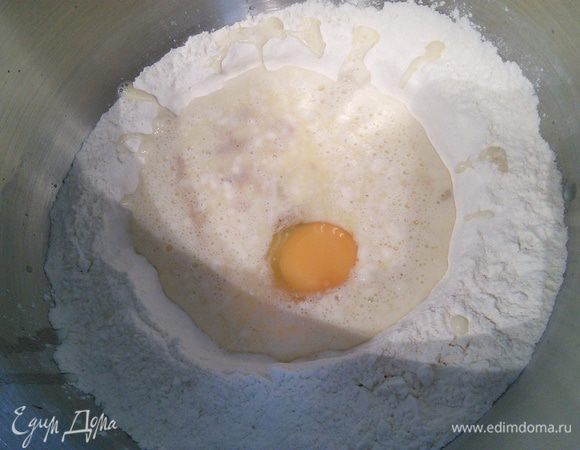 Тесто я использовала любимое и проверенное, оно универсальное, подходит как для сладкой, так и несладкой сдобной выпечки https://www.edimdoma.ru/retsepty/72785-sosiski-v-teste. Яйцо и масло нужно вынуть заранее, они должны быть комнатной температуры. Дрожжи растворите в чуть подогретом молоке. В чашу комбайна просейте муку (мне понадобилось на две неполные ст. л. муки больше), всыпьте сахар, соль, вбейте яйцо и масло, влейте молоко с дрожжами и вымесите мягкое, эластичное тесто.