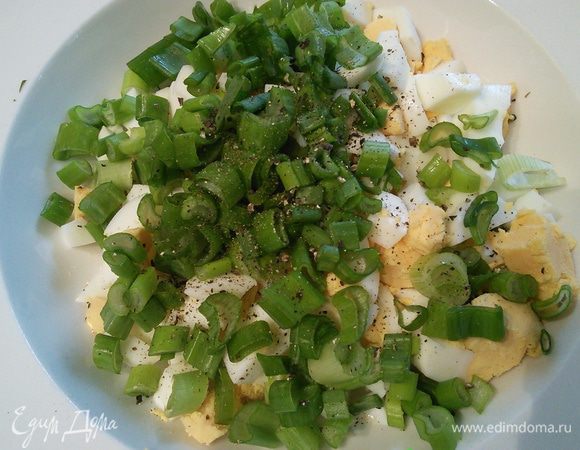 Начинка у меня простая: вареные яйца, зеленый лук, рубленая зелень, соль и перец. Возможны варианты, например, автор предлагает вареный рис.