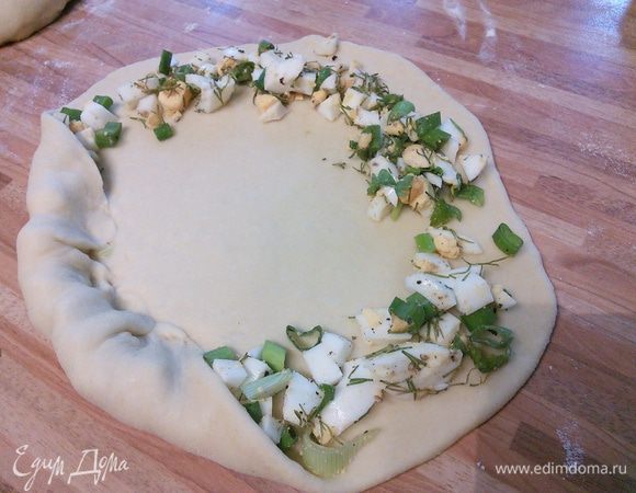 Завернуть края, прижать кончики теста.