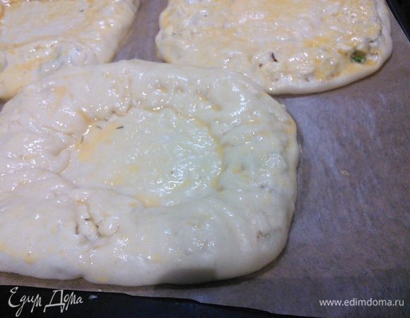 И тут мне срочно понадобилось в магазин, и тесто маленько перестояло. Это отразилось только на внешнем виде, но никак не на вкусе!