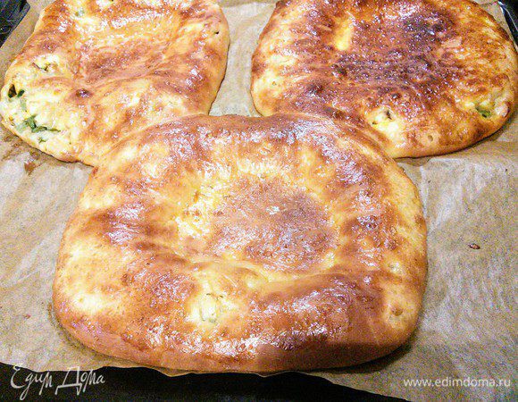 Смазать желтком, разведенным 1 ложкой воды. Выпекать лепешечки в заранее разогретой 220°С духовке 15 минут. Внешний вид у лепешек должен получиться более презентабельный, более рельефный, в виде настоящей тарелочки.