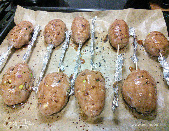 Пока пекутся лепешки, формируем кебабы, насаживаем на шпажки (их нужно заранее замочить в воде. За ними и пришлось срочно бежать в магазин, поэтому я обернула их фольгой, чтобы не сгорели). Кебабы смазать соевым соусом. Вынуть лепешки из духовки, снизить температуру до 200°С и поместить в духовку кебабы, запекать 15 минут. Через это время смазать кебабы еще раз соевым соусом, продолжить готовку 10 мин. и вынуть кебабы из духовки. Третий раз смазать готовые кебабы соевым соусом.