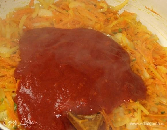 Добавляем томатную заправку и томим 5-7 минут.