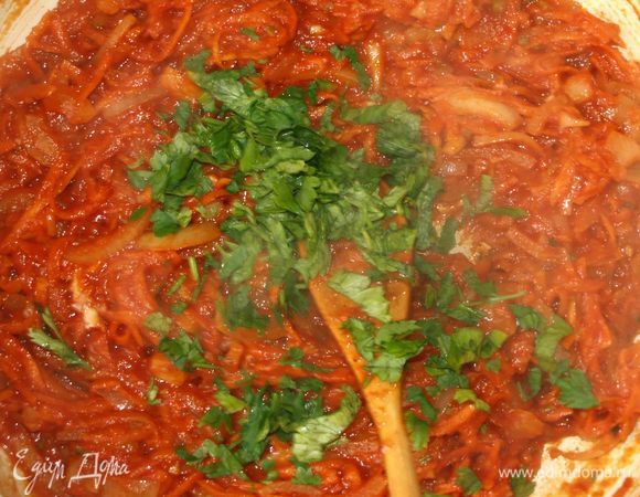 Добавляем зелень петрушки и лавровый лист. Томим 1 минуту. Снимаем с огня. Убираем лавровый лист.