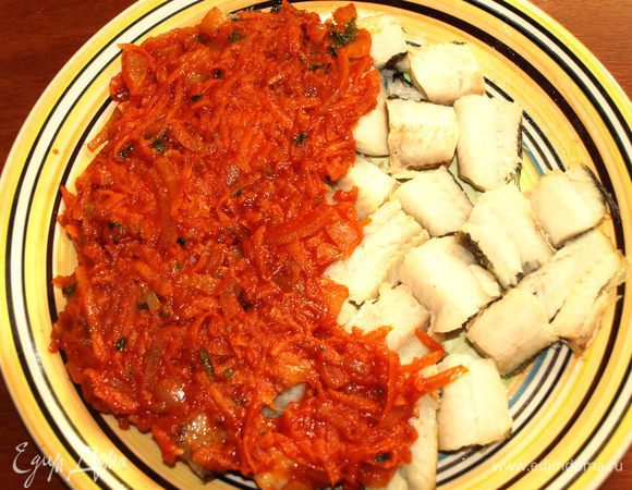 Горячий маринад выкладываем на рыбу. 