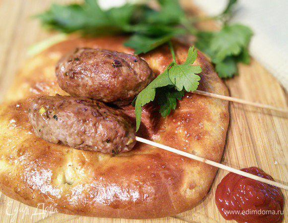 Подавать кебабы на лепешках с зеленью, салатом, с чем угодно.