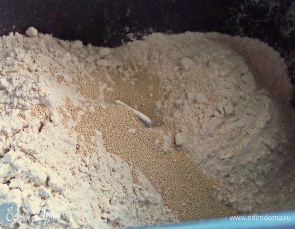 Смешать оба вида муки и дрожжи. Замешивать тесто помогала мне хлебопечка.