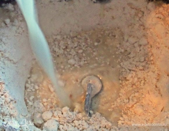 Влить жидкий состав.