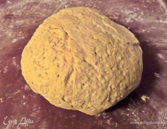 Перенести тесто на поверхность с мукой и сформировать шар.