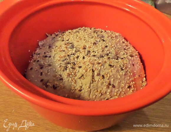 Смазать керамическую форму маслом и выложить в нее тесто. Оставить минут на 15.