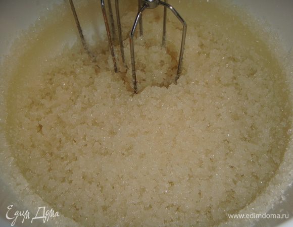 В чаше миксера соединить масло виноградных косточек и сахар. Взбивать до образования однородной массы.