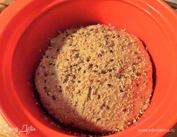 Смазать верх молоком, маслом или просто водой, посыпать семечками. Здесь смесь не обжаренных.