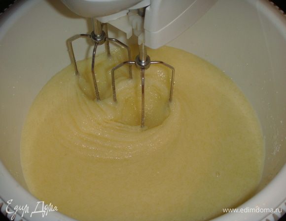 Понизить скорость миксера, ввести яйца и ванильный экстракт. Взбиваем массу 2-е минуты.