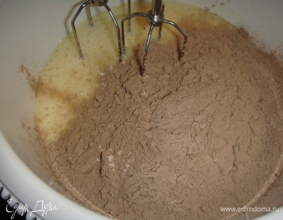 Вводим половину сухой смеси и взбиваем.