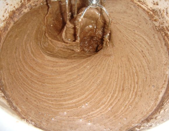 Влить молоко. Добавить горячий кофе !!! и коньяк (коньяк можно заменить на другой крепкий алкоголь). Взбиваем смесь на низкой скорости.