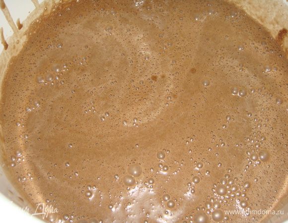 Всыпаем оставшуюся сухую смесь и еще раз хорошо взбиваем.