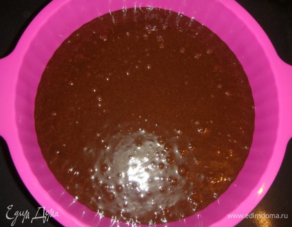 Печем коржи. У меня вышло 5 штук. Если печете в силиконовой форме, дно застелите пергаментом. Если в железной форме, делаем французскую рубашку. Выпекаем коржи в разогретой до 180°С духовке около 25 минут. Готовность проверить зубочисткой.