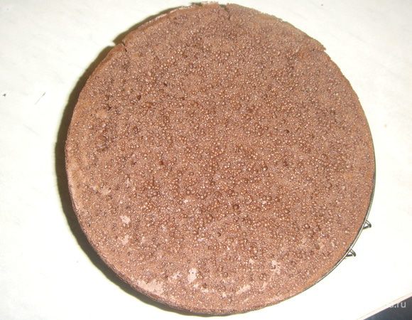 Готовый корж выложить на решетку и остудить. Так выпекаем остальные коржи.