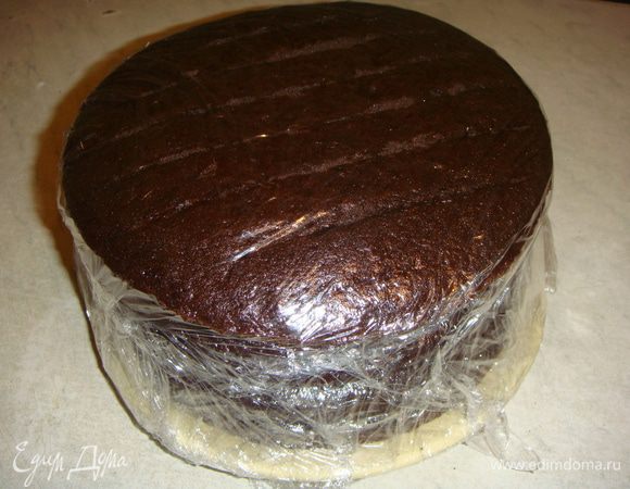 После полного остывания коржей завернуть каждый корж в пищевую пленку и убрать в холодильник на 2 часа, а лучше на ночь.