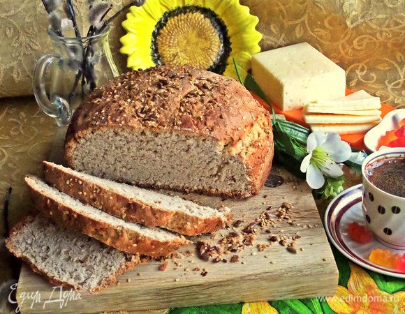 Нарезать толстенькими ломтями, так как хлеб крохкий.