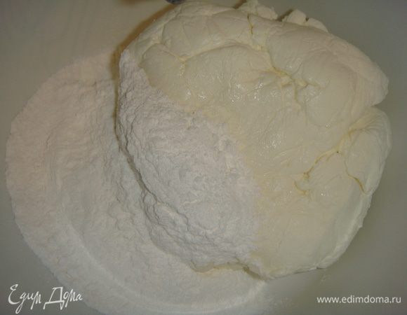 В чаше миксера соединить все ингредиенты для крема и взбить до однородной массы.