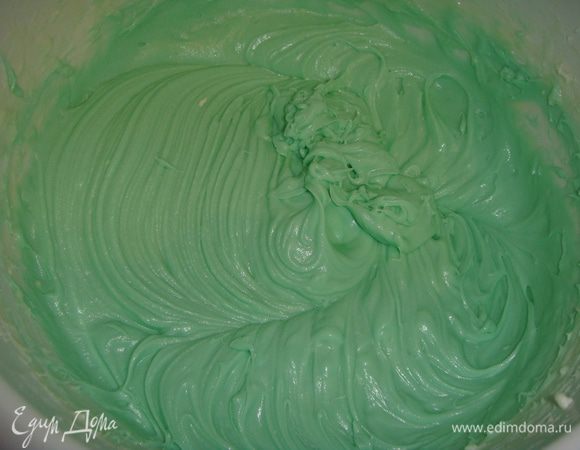 Добавить краситель и еще раз взбить. Выложить крем в кондитерский мешок.