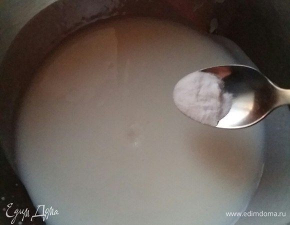 В миске смешаем кефир и соду. Оставим минут на 5.