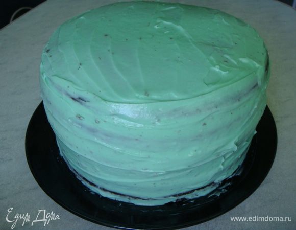 Обмазываем верх и бока торта кремом.