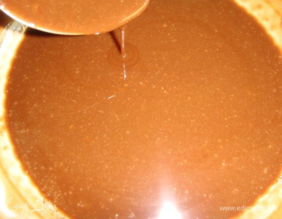 Теперь приготовим глазурь. Шоколад мелко порубить ножом, добавить нарезанное кусочками сливочное масло и растопить на водяной бане или в микроволновке.