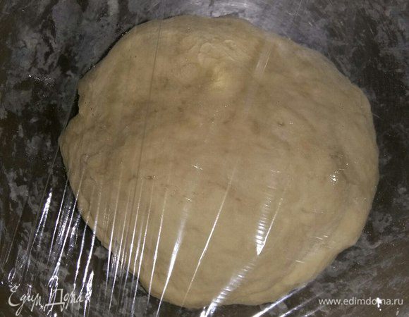 Замесим мягкое тесто. Муку контролируйте и все количество сразу не добавляйте, лучше постепенно. Важно не забить тесто, чтобы оно не было плотным. Оставим тесто минут на 30 отдохнуть, накроем его пленкой или полотенцем.