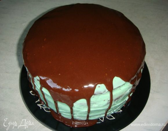 Дать глазури немного остыть и полить сверху торт.