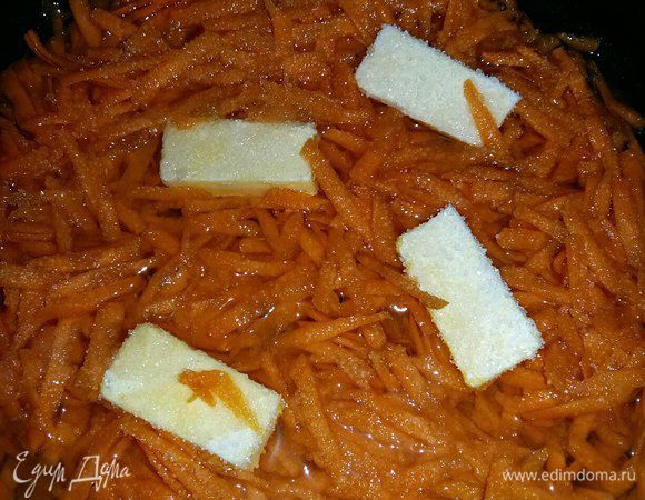 Пока тесто стоит, приготовим начинку.
Для этого натрем на терке морковь, у меня морковь была довольно крупная. Переложим ее в сковороду, добавим сливочное масло, нарезанное небольшими кусочками, сахар, нальем воды 100 мл. Накроем крышкой и тушим на медленном огне до испарения всей жидкости и мягкости моркови.