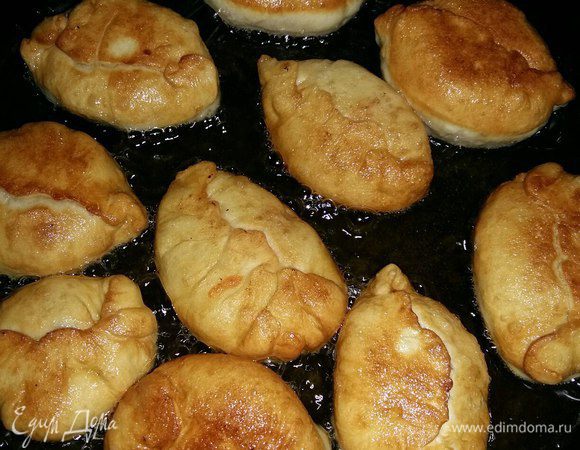 Теперь жарим их в растительном масле до зарумянивания. Т.к. пирожки небольшие, то и масла мне понадобилось немного, примерно 100-120 мл.