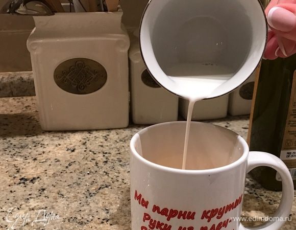 Далее добавить молоко, соль или специи по вкусу. Тоже взбить. Поставить в микроволновку на 1 минуту. Сверху посыпать сыром. Готово! Приятного аппетита! 