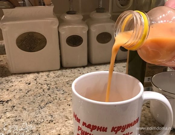 Смазать оливковым маслом (по желанию), влить яйцо и слегка взбить.