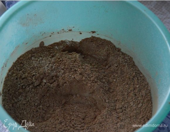 Смешиваем все сухие ингредиенты, кроме сахара.