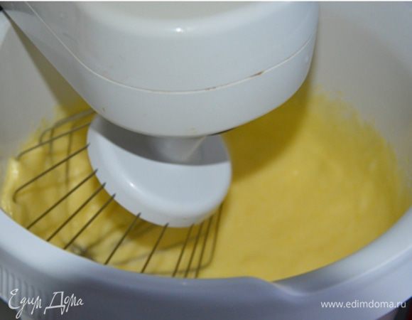 Яйца взбиваем с сахаром, добавляем растопленное сливочное масло и молоко. Мультиварку ставим прогреваться.