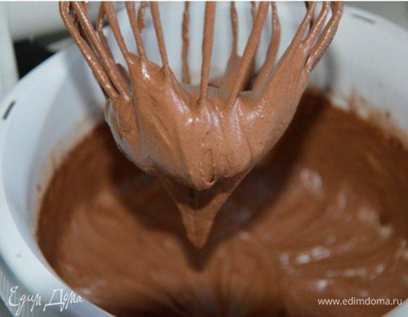 Добавляем сухие ингредиенты к уже взбитым и еще раз взбиваем.