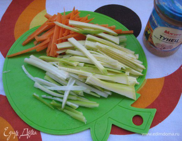 Морковь, цукини, черешковый сельдерей очистить, нарезать тонкой соломкой. Перья зеленого лука нарезать длиной, одинаковой с овощами.