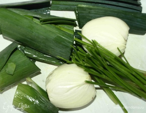От лука порея отделить зеленую часть, репчатый лук очистить и разрезать на две части, от петрушки отделить стебли.