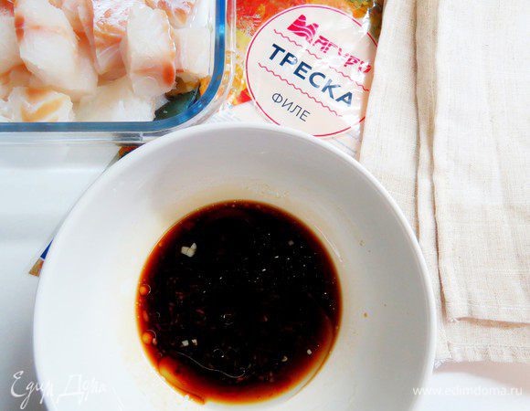 Готовим маринад. В чаше смешиваем соевый соус, рыбный соус, белое вино, 2 столовые ложки растительного масла. Добавляем тертый имбирь и мелко нарезанный чеснок. Тщательно перемешиваем.