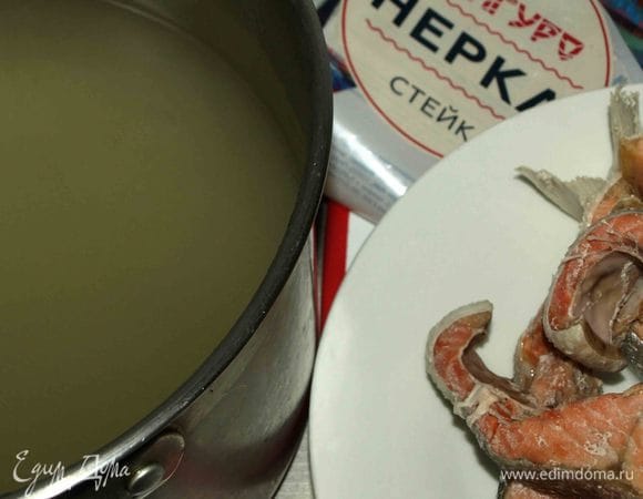 Рыбу достать. Бульон процедить.