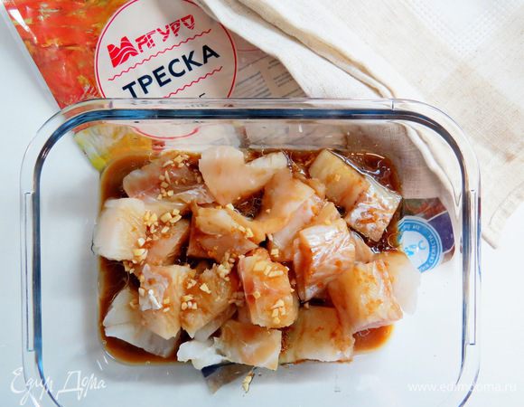 Заливаем порезанную рыбу маринадом, накрываем крышкой и убираем в холодильник минут на 20-30.