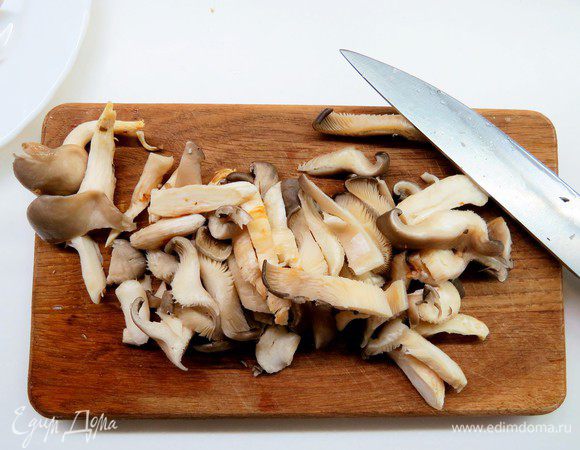 Вешенки промыть и порезать соломкой.