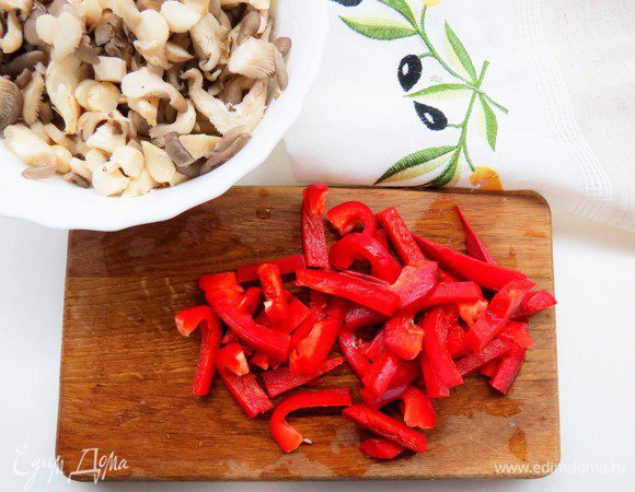 Болгарский перец очистить от семян и перегородок, половину перца порезать соломкой.