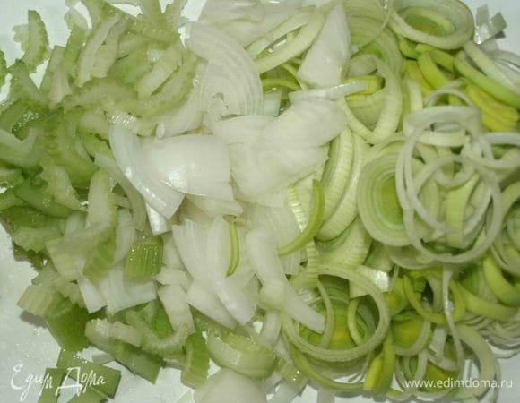Белую часть лука порея нарезать кольцами, белый лук разрезать на четыре части и нашинковать. Стебли сельдерея мелко нарезать. Бульон довести до кипения, добавить овощи и варить 15 минут. 